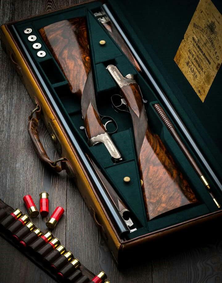 Walnut-stock sporting shotguns in a green-lined fitted case
